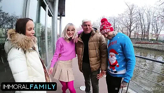 Üvey baba Dan iki kadının daracık amcıklarını sikiyor!