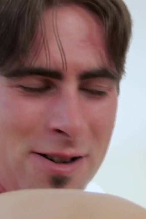 Αδύνατο κορίτσι παίρνει ένα σπρέι χύσιμο μουνιού αφού καβάλησε έναν τεράστιο πούτσο στην καρέκλα