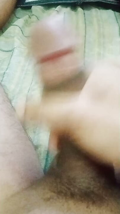 Ta Priya Bhabhi, en regardant la vidéo de son cul, a fait gicler son jus