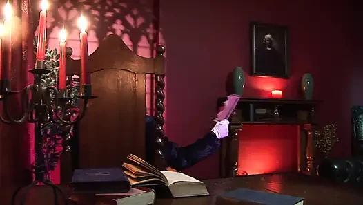 Eldivenli adam inek esmeri masasında çoraplı sikiyor