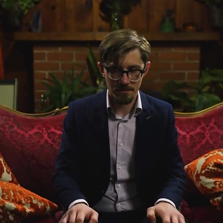 Liebe Freunde meines Freundes trafen sich zu einer Buchclub-Diskussion über Poly Amory. natürlich wurde das am ende zu einem kleinen