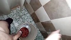 Tipul gay își rade fundul și penisul și apoi se masturbează la duș