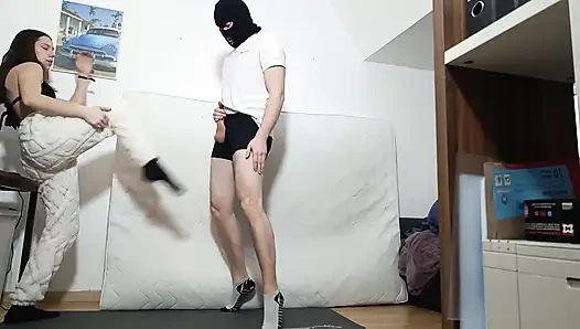 Sie Macht Meine Eier Beim Ballbusting Kaputt