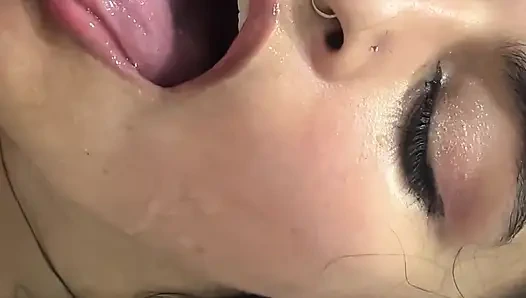 Aku ngentot memek sempit pembantu nakal ini dan lupa aku ngentot memek sempitnya habis-habisan sampai crot di wajahnya