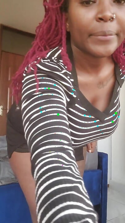 Menina com tesão se despindo de totalmente vestida 2 toda nua na frente de seu meio-irmão!