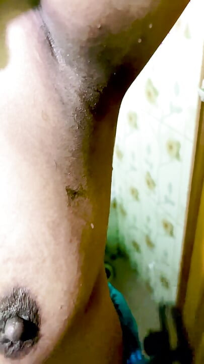 Une belle fille vierge se rase la chatte dans la salle de bain et baise