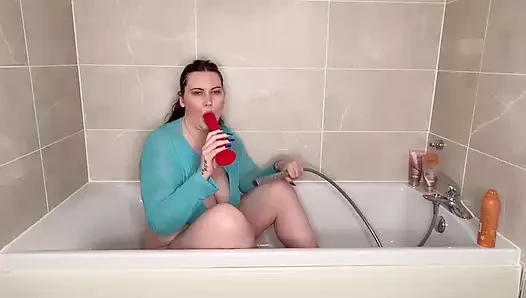 Bayan ffw banyoda amcığı ve oyuncağıyla oynuyor