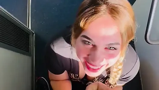 Eine wunderschöne, große College-Blondine gibt ihrem Freund an mehreren Stellen einen Blowjob