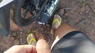 Garoto fode motocicleta com seu pau pequeno no meio da floresta