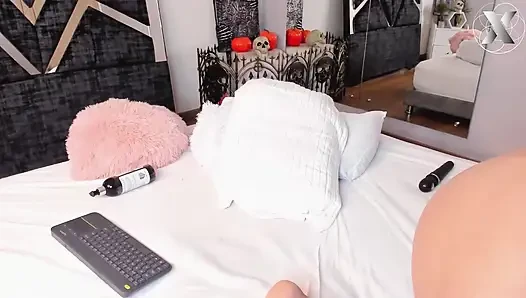 I Masturbate with My Thighs Shaking and My Eyes Rolling