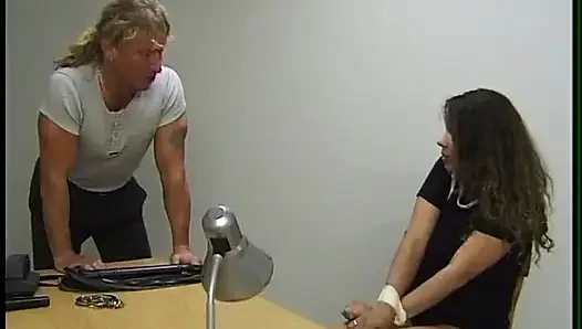Yaramaz genç kız azgın bir adam tarafından sikiliyor