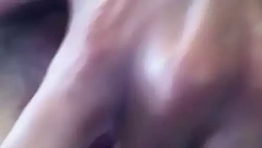 Je me branle devant une video