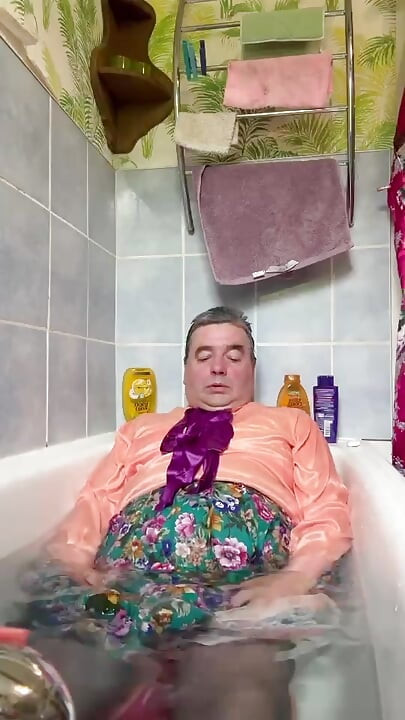U vintage odjeći sobarice za kupanje potpuno odjevena