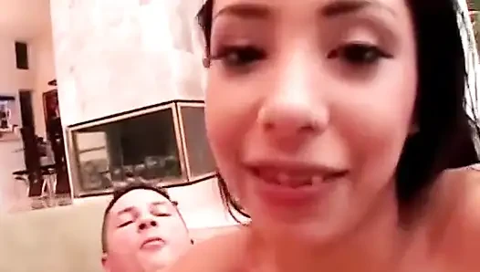 Cewek hot rambut cokelat dengan pantat bahenol ini lagi asik dientot habis-habisan sama kontol besar