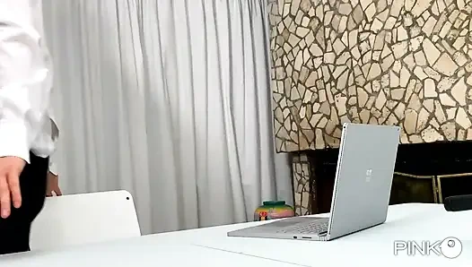 Korinha diuji untuk pinko oleh Max Felicitas