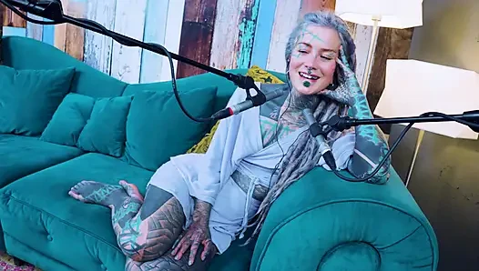 Ich spreche über U - unbequem - ASMR podcast SFW spricht goth dünnes mädchen dreadlocks tattoo-modell inked mädchen