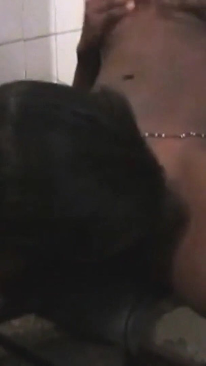 Eboni lezbejke sa velikim crnim dupetom žestoko fingerovanje pičke u divljem kupatilu | Klip 1