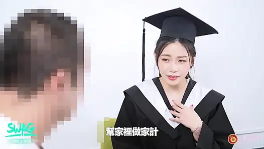 Mahasiswi Asia menggoda profesornya di kelas