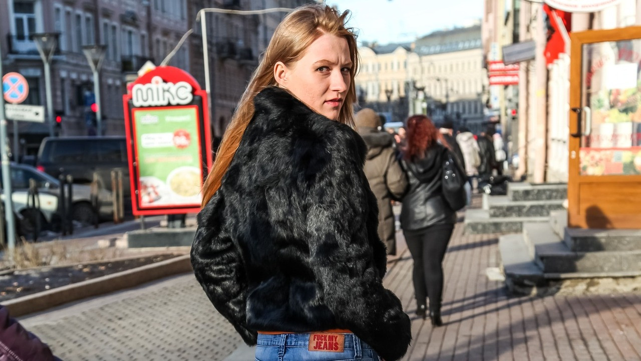 Ignara ragazza bionda riceve una succosa sorpresa anale