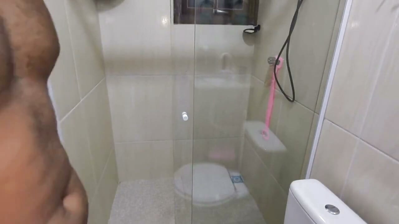 Svršavanje jako u tuš kabini