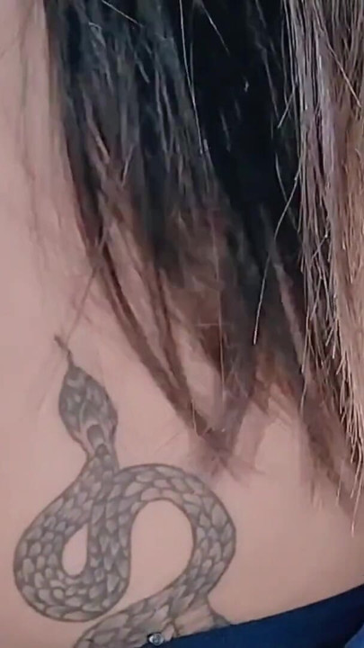 ESTUDANTE INOCENTE PEGA FAZENDO XIXI POR ESTRANHOS VER O QUE ACONTECEU A SEGUIR | Clipe 1