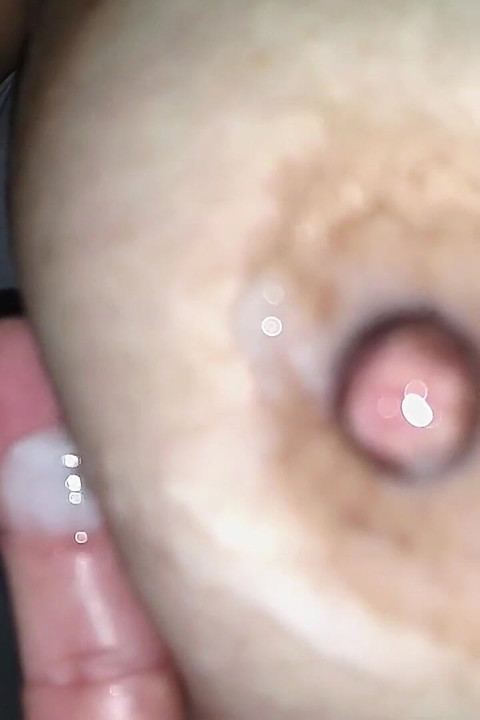 Super usporeni pljusak sperme preko velikih i prirodnih sisa moje žene