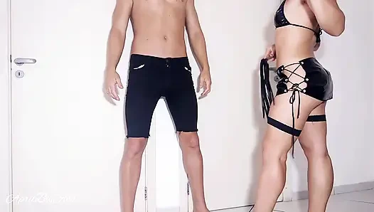 Polizistin inspiziert älteren mann und verlangt, dass ihre kehle als muschi benutzt wird!! erfasst sein sperma und schluckt es1-4