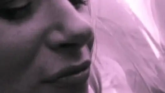 Blonde MILF nimmt BBC in dampfend nahaufnahme, interracial sex