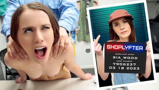 Der freche zierliche teenager Sia wood bekommt einen hohlraum durchsucht und nimmt dicken fetten schwanz von hinten - shoplyfter