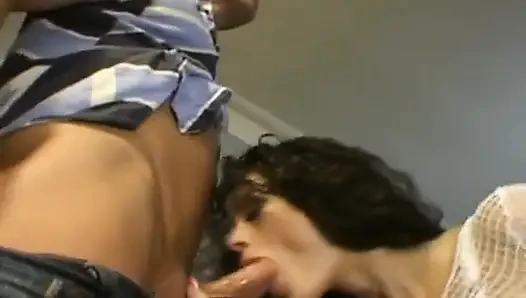 Симпатичную французскую тинку трахнули в анал на ее первом кастинге