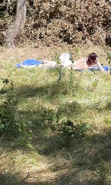 Mostrando corrida para una chica bronceándose al sol