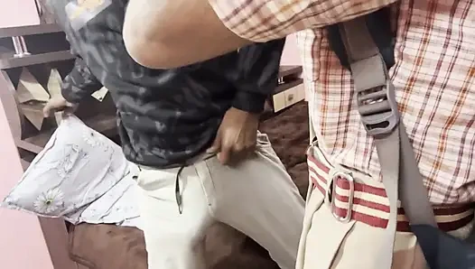 Üvey kız kardeşim beni porno izlerken aradı sonra ona sikimi emdirdim ve onu siktim