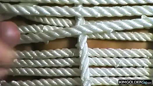 Gefesselte Blondine in wilder Bondage-Session