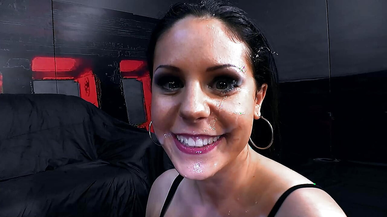 セクシーなジュリエットが大きなチンポをしゃぶり、ジョン・トンプソンで尻を舐める