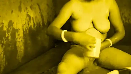 Adik hot dientot habis-habisan sama pacarnya saat mandi di luar ruangan