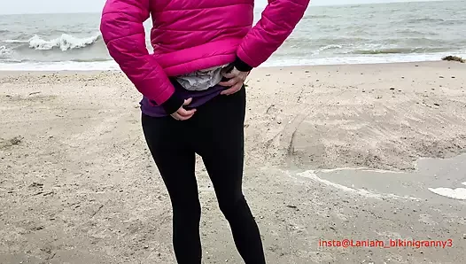 Gilf on seaside public peesing and sheak peek in the locker room
