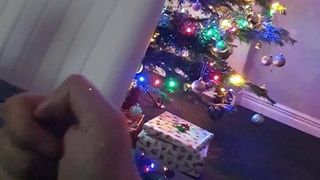 継母が継息子とセックスする前にクリスマスツリーを準備する