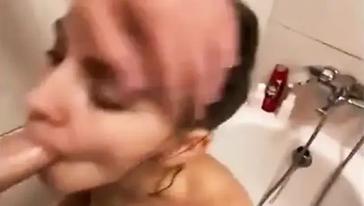 Aku lagi asik nyepong kontolku di kamar mandi!