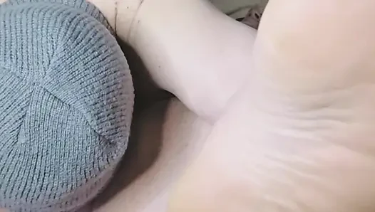 Yeni Alman iri güzel kadın xmaskedmomwifex ayakla muamele çekiyor ve bunun için yalanıyor ve parmaklanıyor