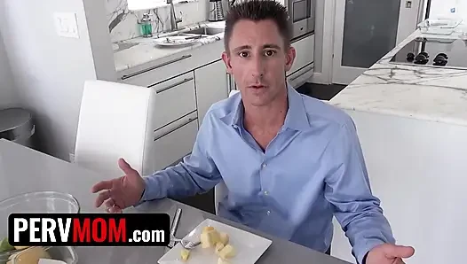 Pervmom - büyük memeli sıska üvey anne üvey oğullarının zonklayan yarağının üstüne atladı