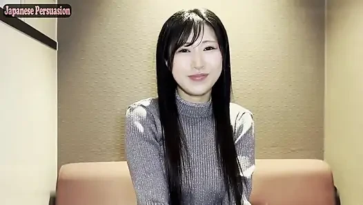 Cewek semok rambut hitam dengan tembus pandang ini mengungkap sisi beraninya di balik tampilannya yang tenang