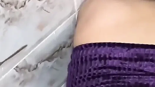 Duşta seks yaparken tutkuyla duşta sikiliyor