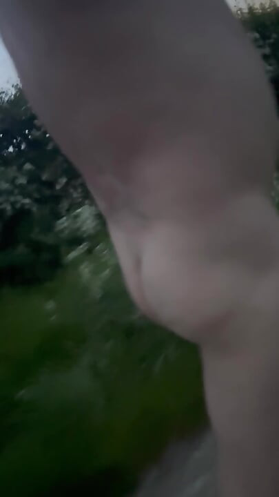 Plimbare goală în pădure