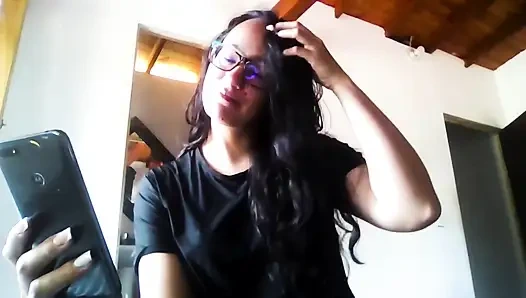 Latin kız herkesin içinde erkek arkadaşı için erotik bir video çekiyor