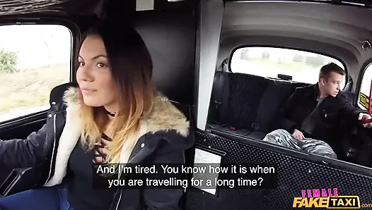 Female fake taxi - schwanz von hengst bringt tonierten fahrer zum kommen