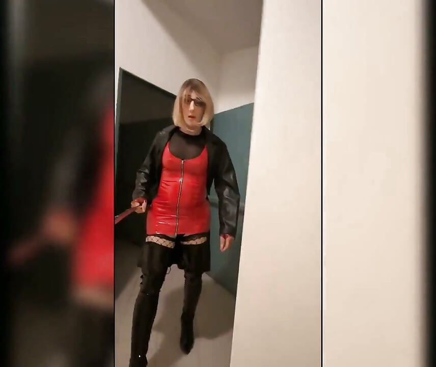 Park evinde yürüyüş, overknee çizmeli sarışın, kırmızı pvc elbise ve uzun deri ceket