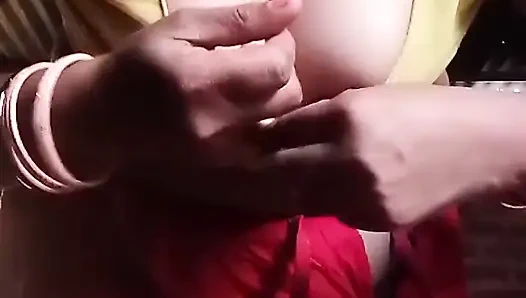 Горячая индийская домохозяйка Mastarbuting Deshi Village горячая сексуальная санскари соблазняет ее киску