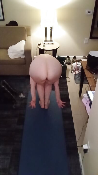 Caliente grandota milf haciendo su yoga desnudo diario