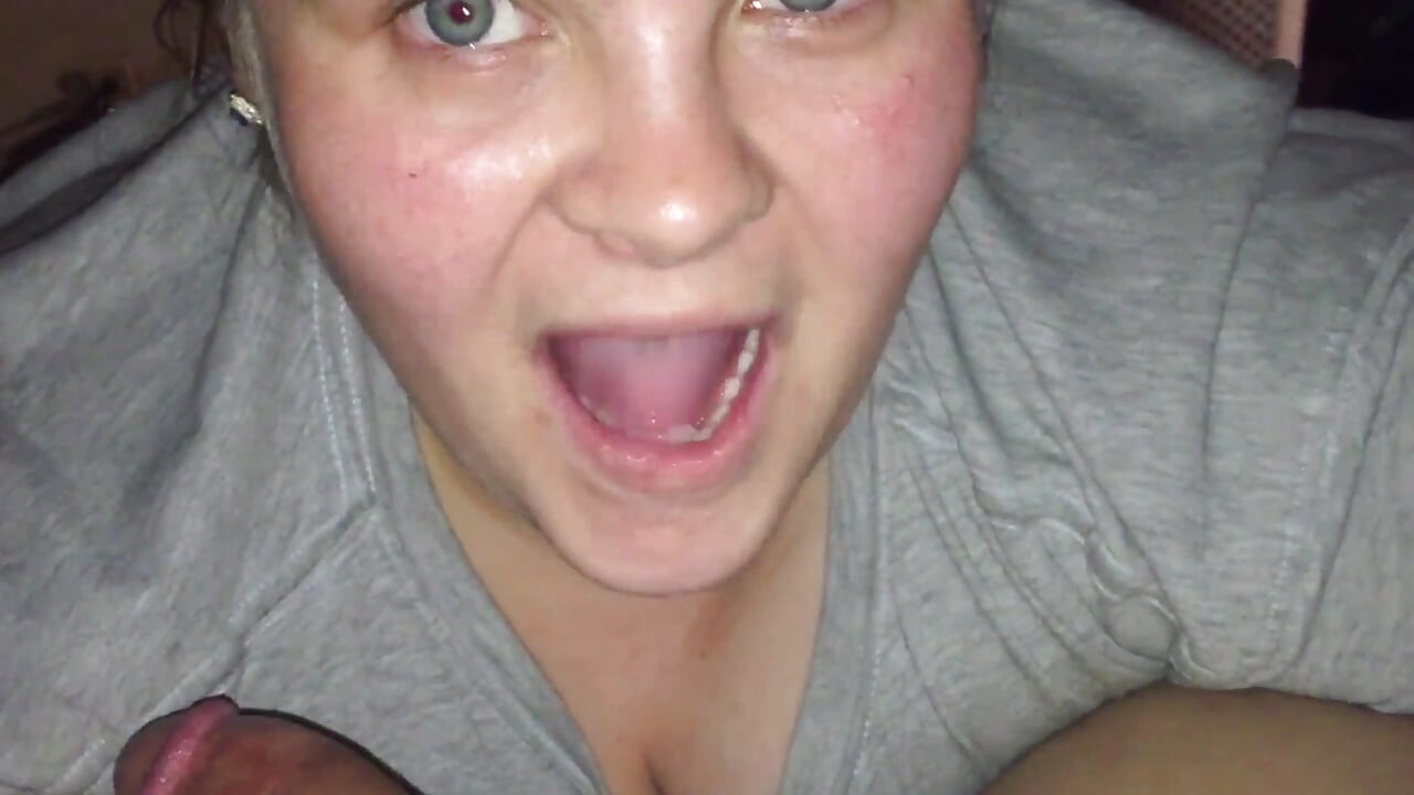 Geile mami lutscht jungen rasierten schwanz und schluckt einen mund voller sperma