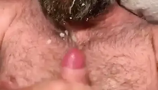 Un papa barbu barbu se fait éjaculer dans la barbe